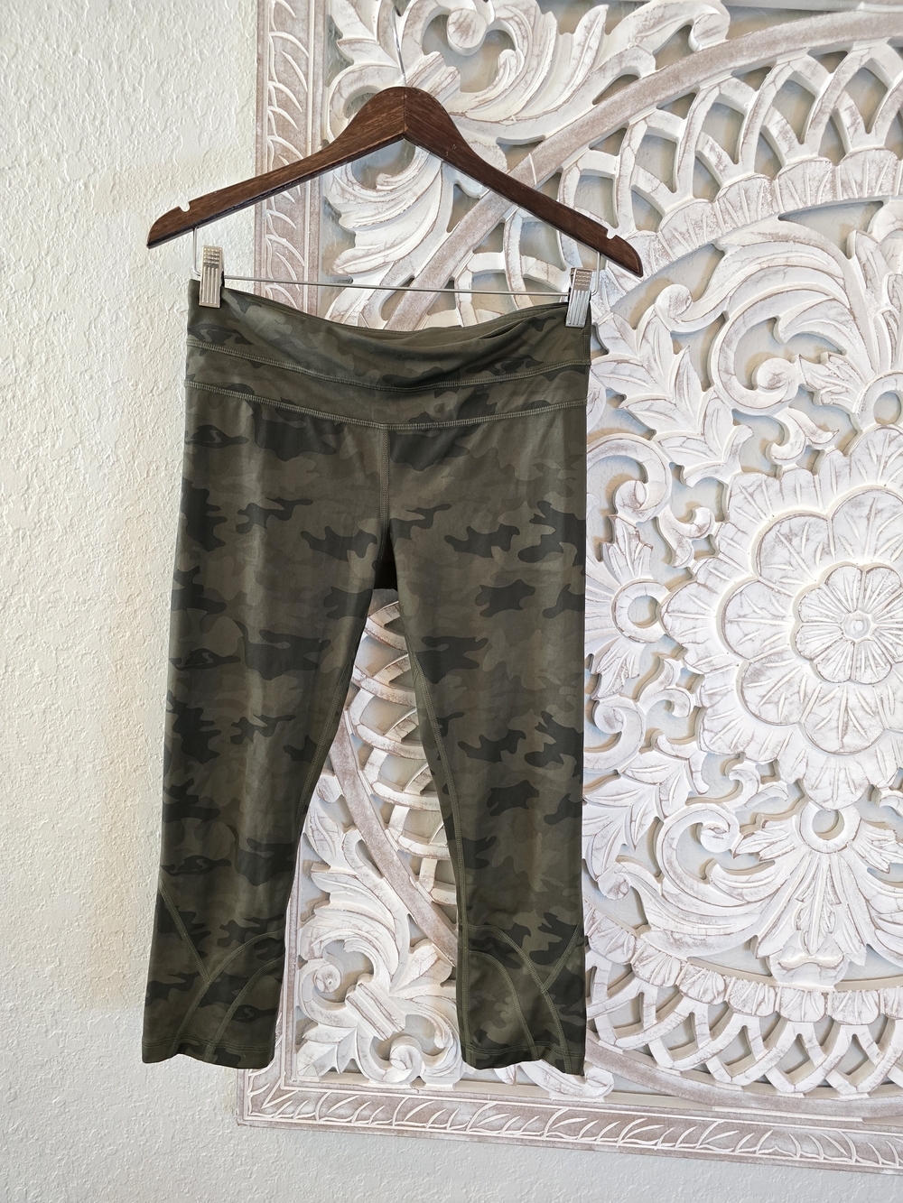Lululemon Run Inspire Crop II All Luxtreme Savasana Camo Fatigue Green 6 Women's